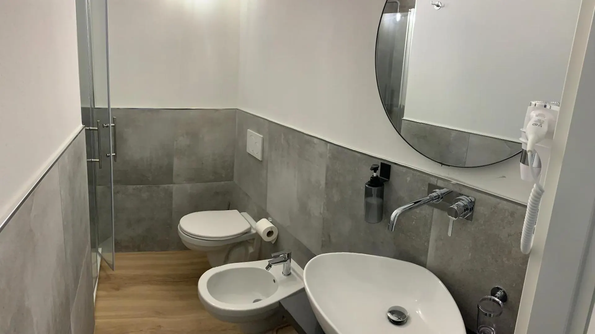Riva Reno 4 Rooms Boloňa Itálie